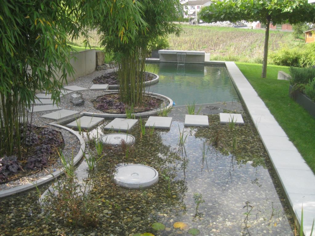eleganter Wasserfall als Abschluss des Pools